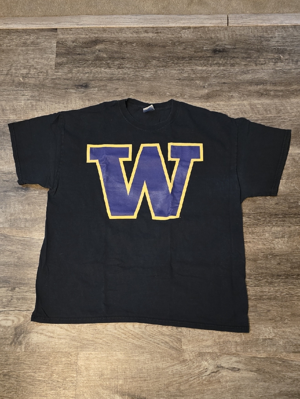University Of Wadhington Men's BlackT-Shirt with Purple & Yellow 'W' Graphic